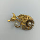 Goldfarbene Vintage-Brosche mit Perlenblüten
