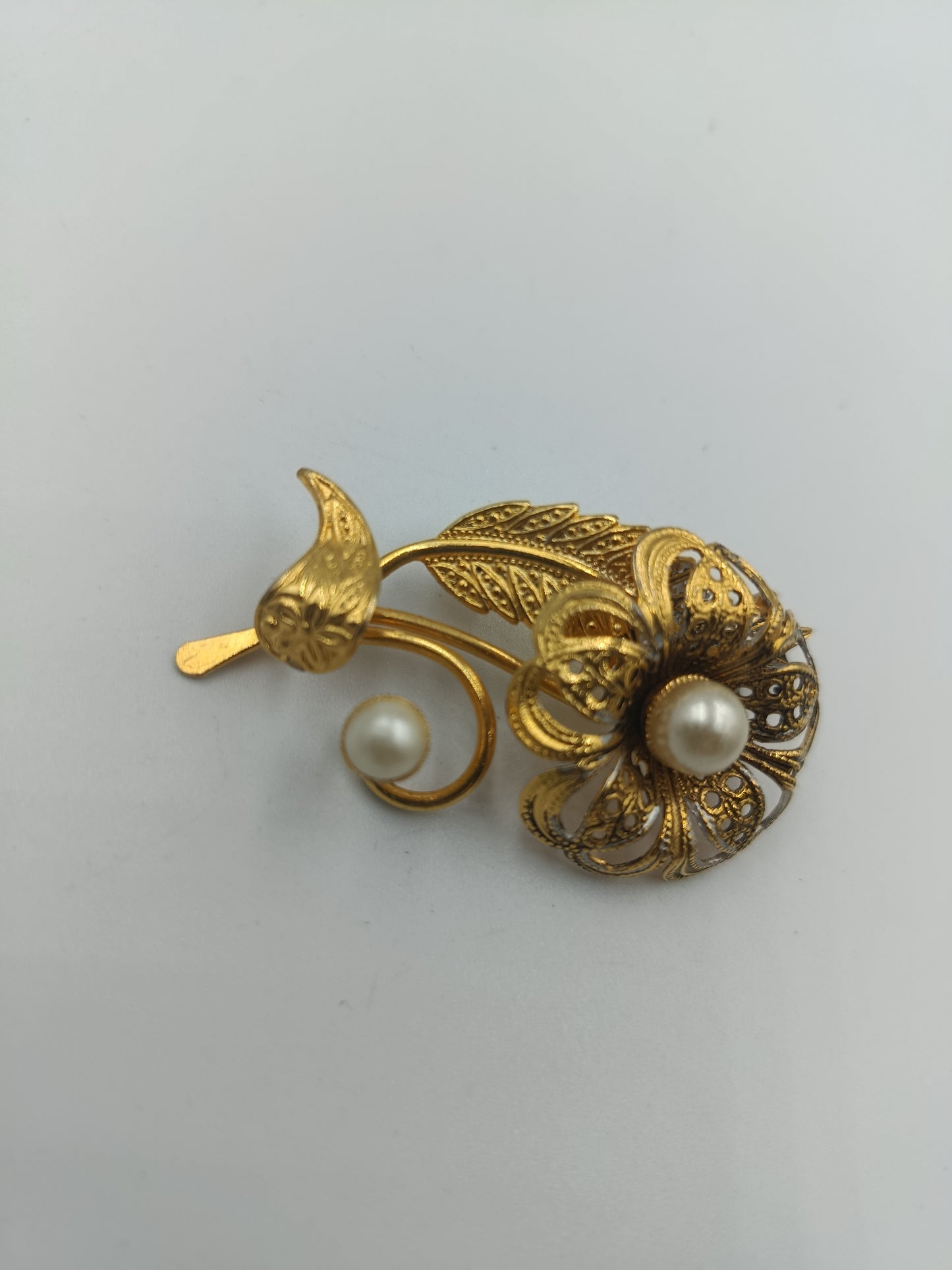 Goldfarbene Vintage-Brosche mit Perlenblüten