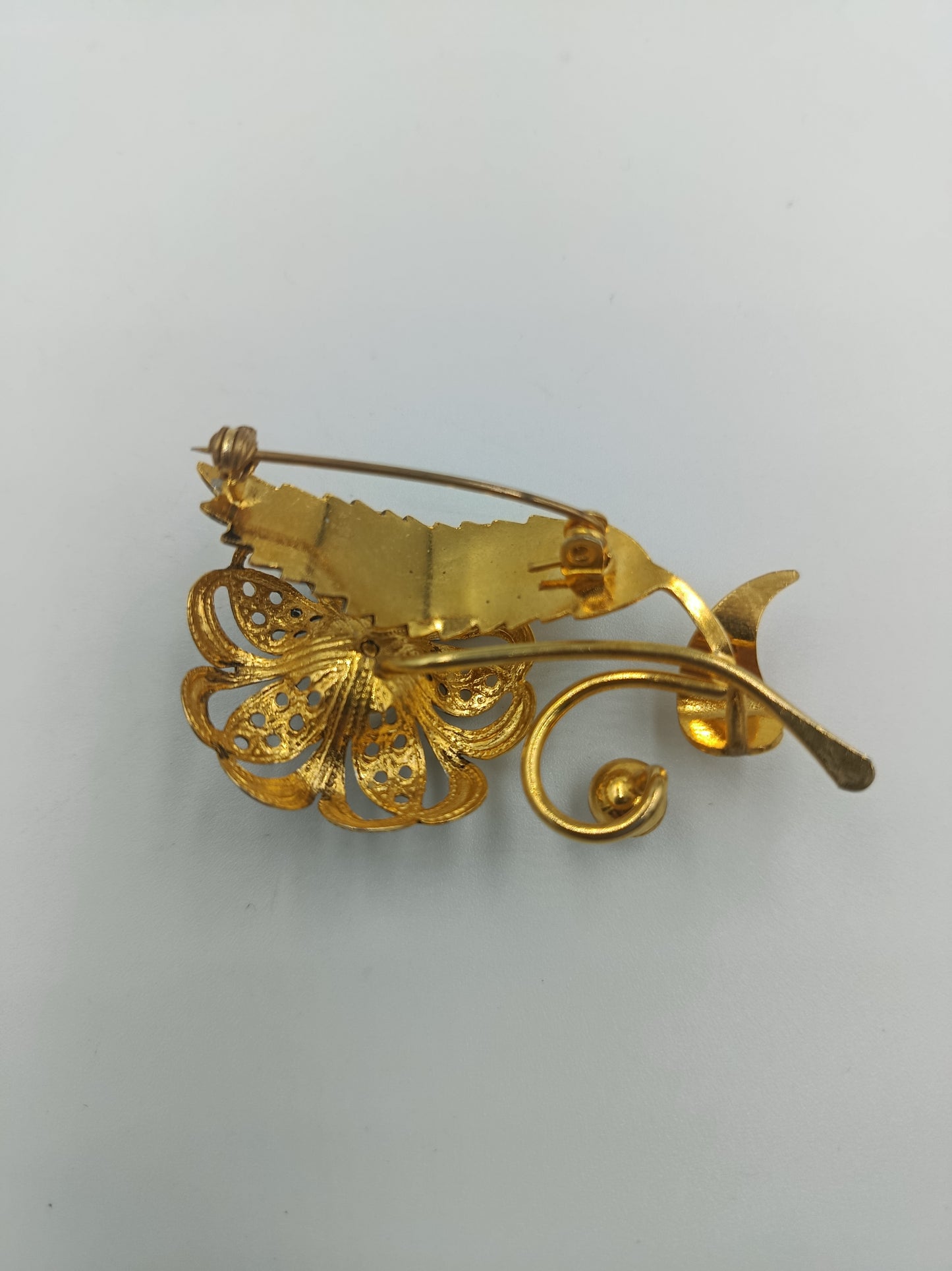 Goldfarbene Vintage-Brosche mit Perlenblüten