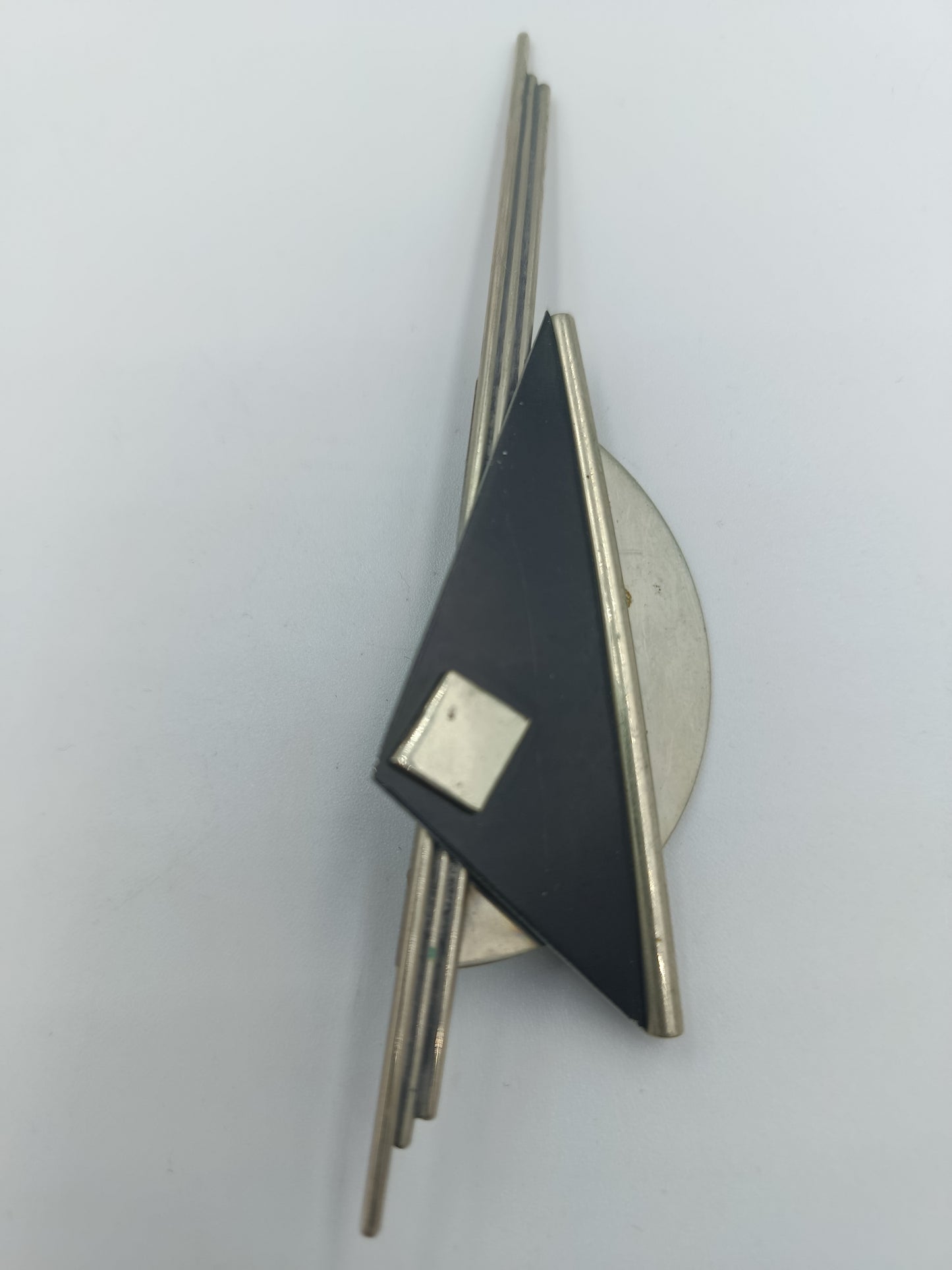 Modernistische Brosche in Silberoptik