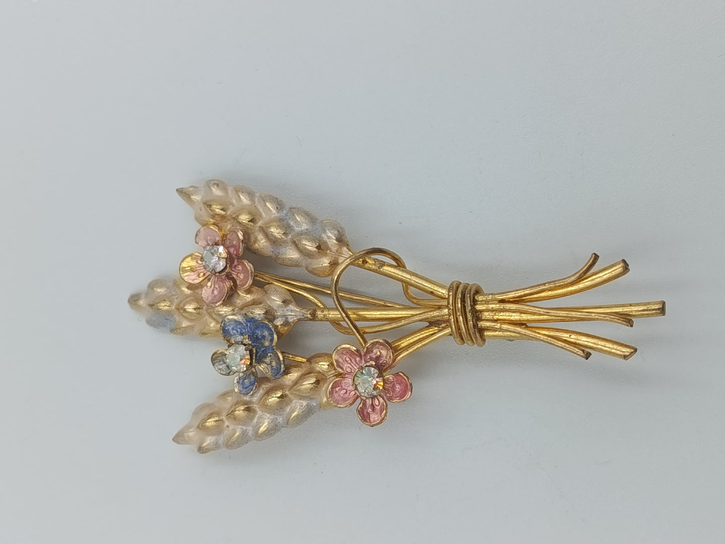 Goldfarbene Ähren-Brosche mit Emailblüten