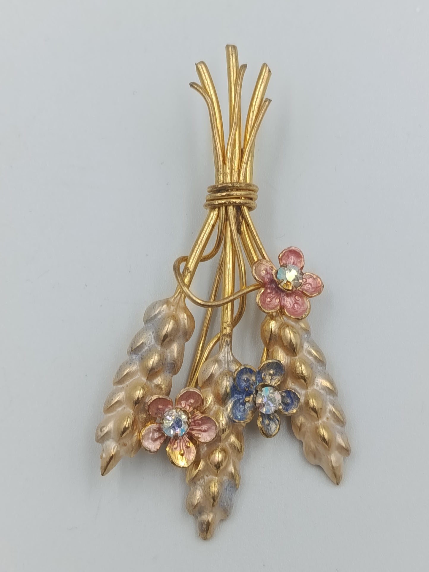 Goldfarbene Ähren-Brosche mit Emailblüten