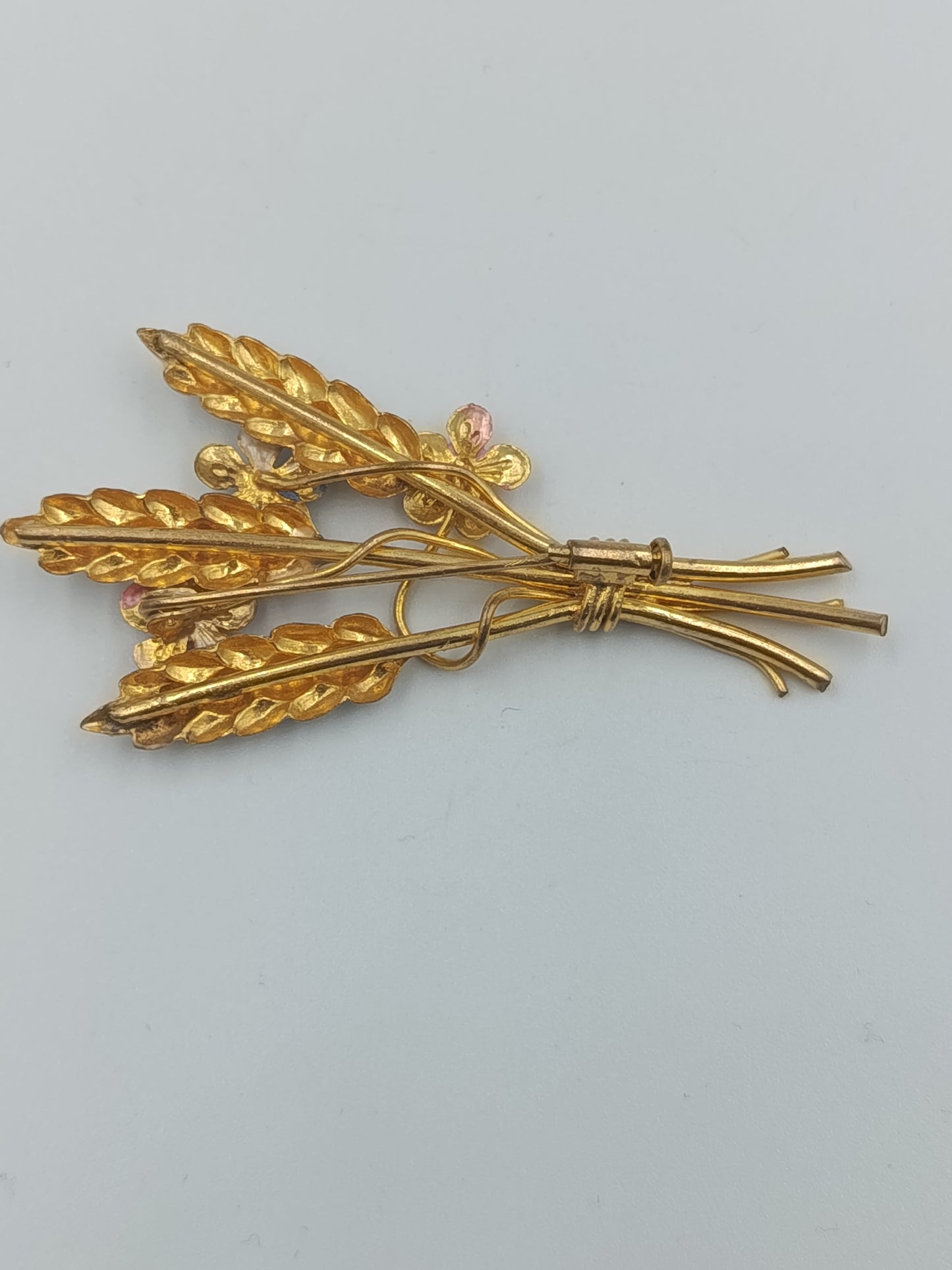 Goldfarbene Ähren-Brosche mit Emailblüten