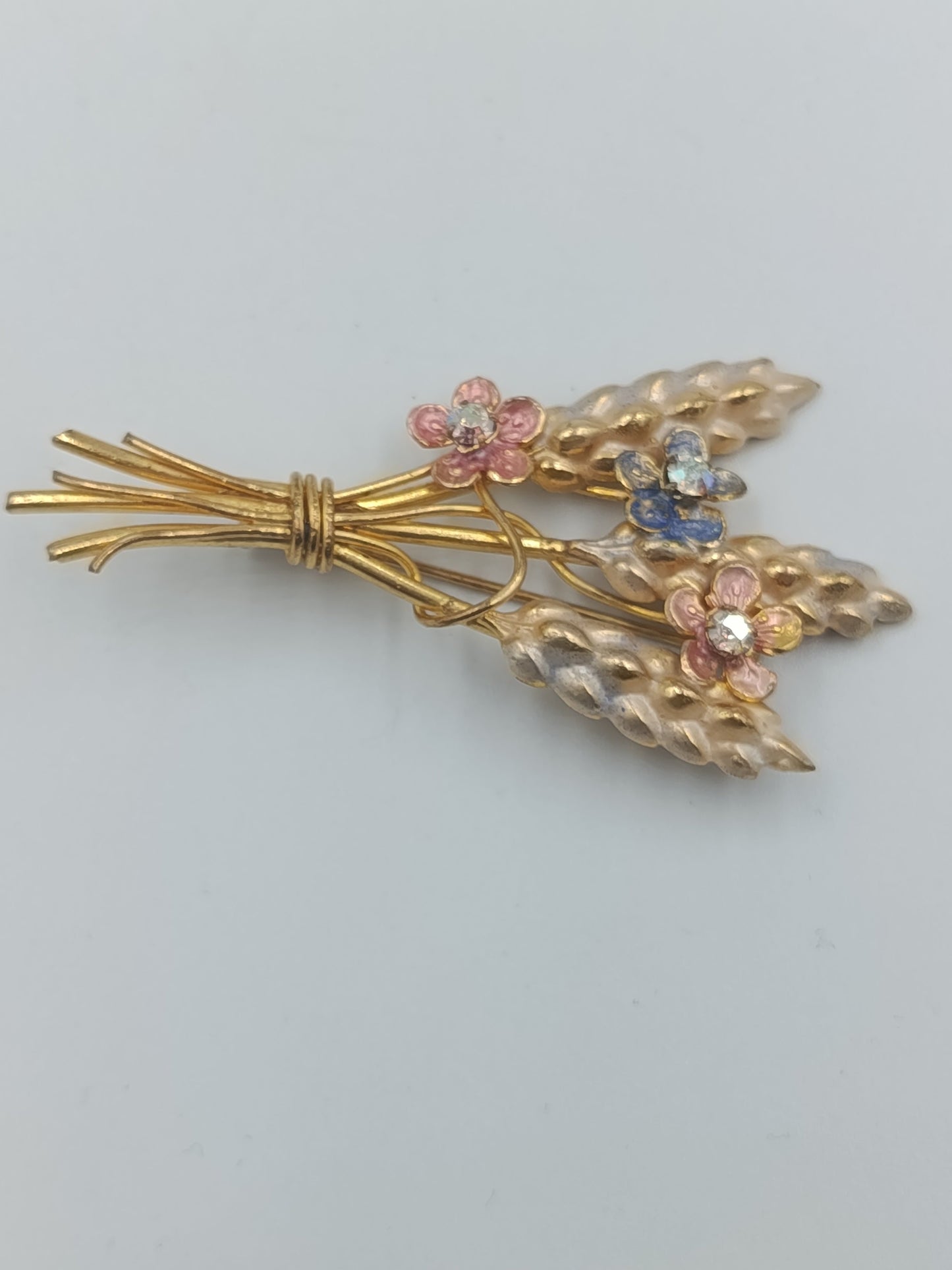 Goldfarbene Ähren-Brosche mit Emailblüten