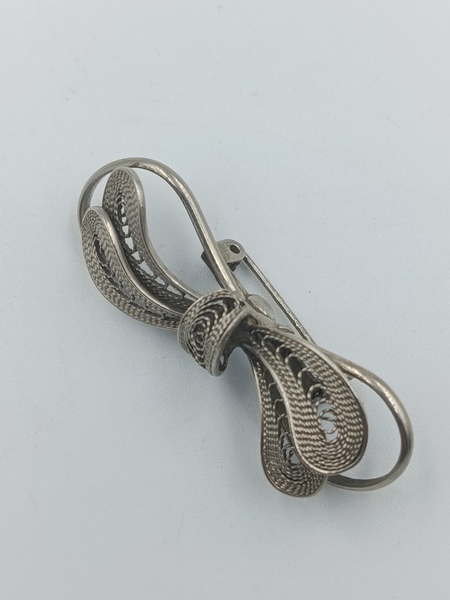 Filigrane Silberbrosche in Schleifenform