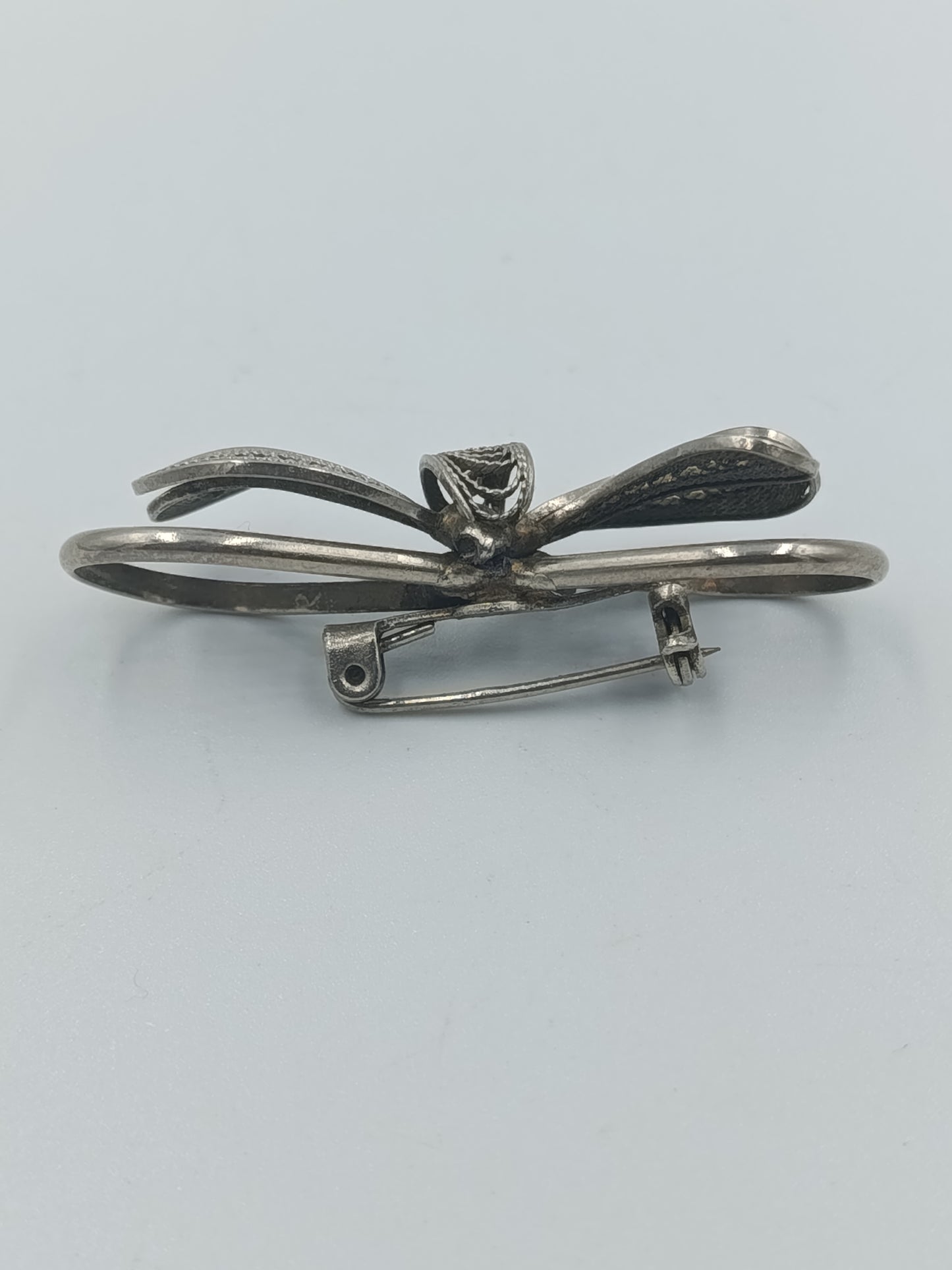 Filigrane Silberbrosche in Schleifenform