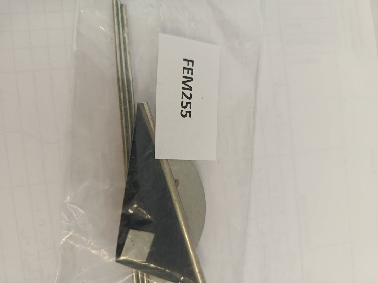 Modernistische Brosche in Silberoptik