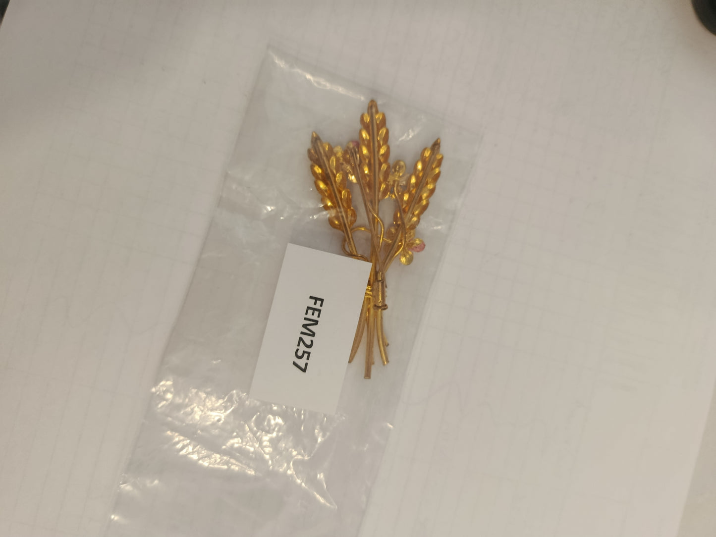 Goldfarbene Ähren-Brosche mit Emailblüten