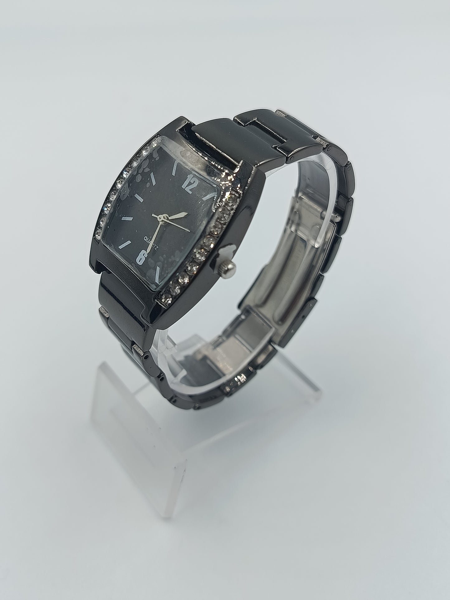 Schwarze Quarzuhr mit Strassbesatz