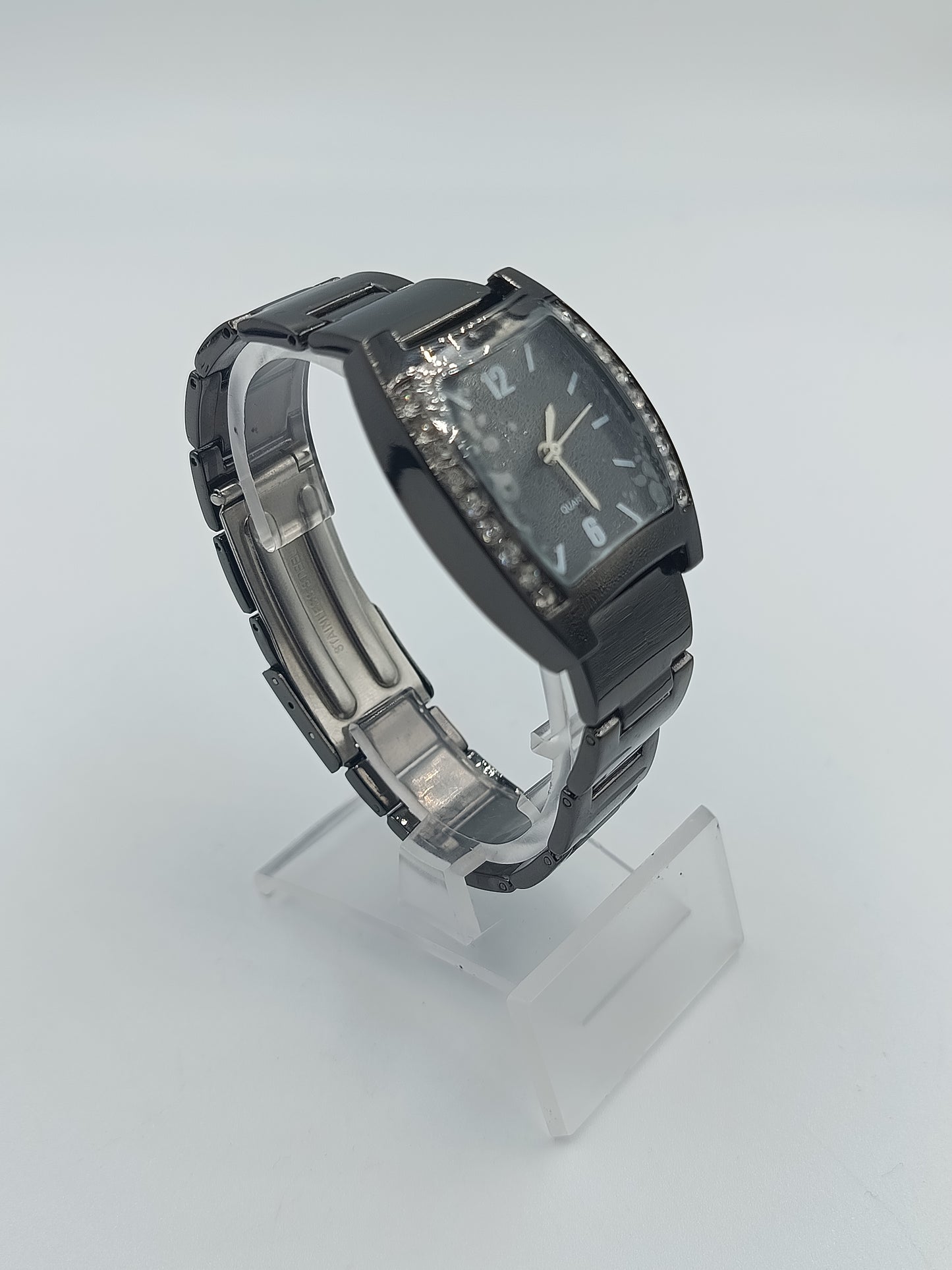 Schwarze Quarzuhr mit Strassbesatz