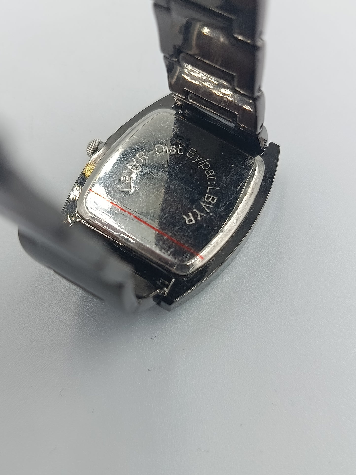 Schwarze Quarzuhr mit Strassbesatz