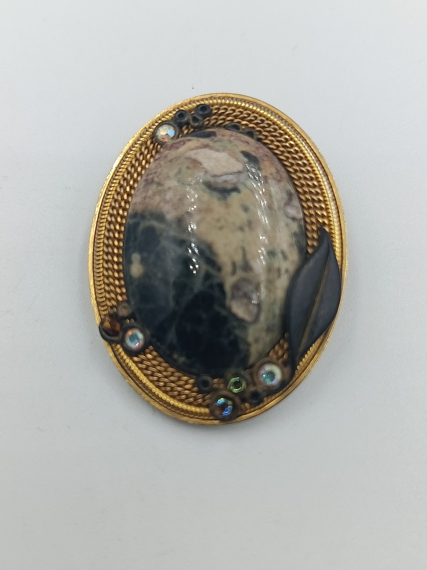 Vintage-Brosche mit Naturstein und Ziersteinen