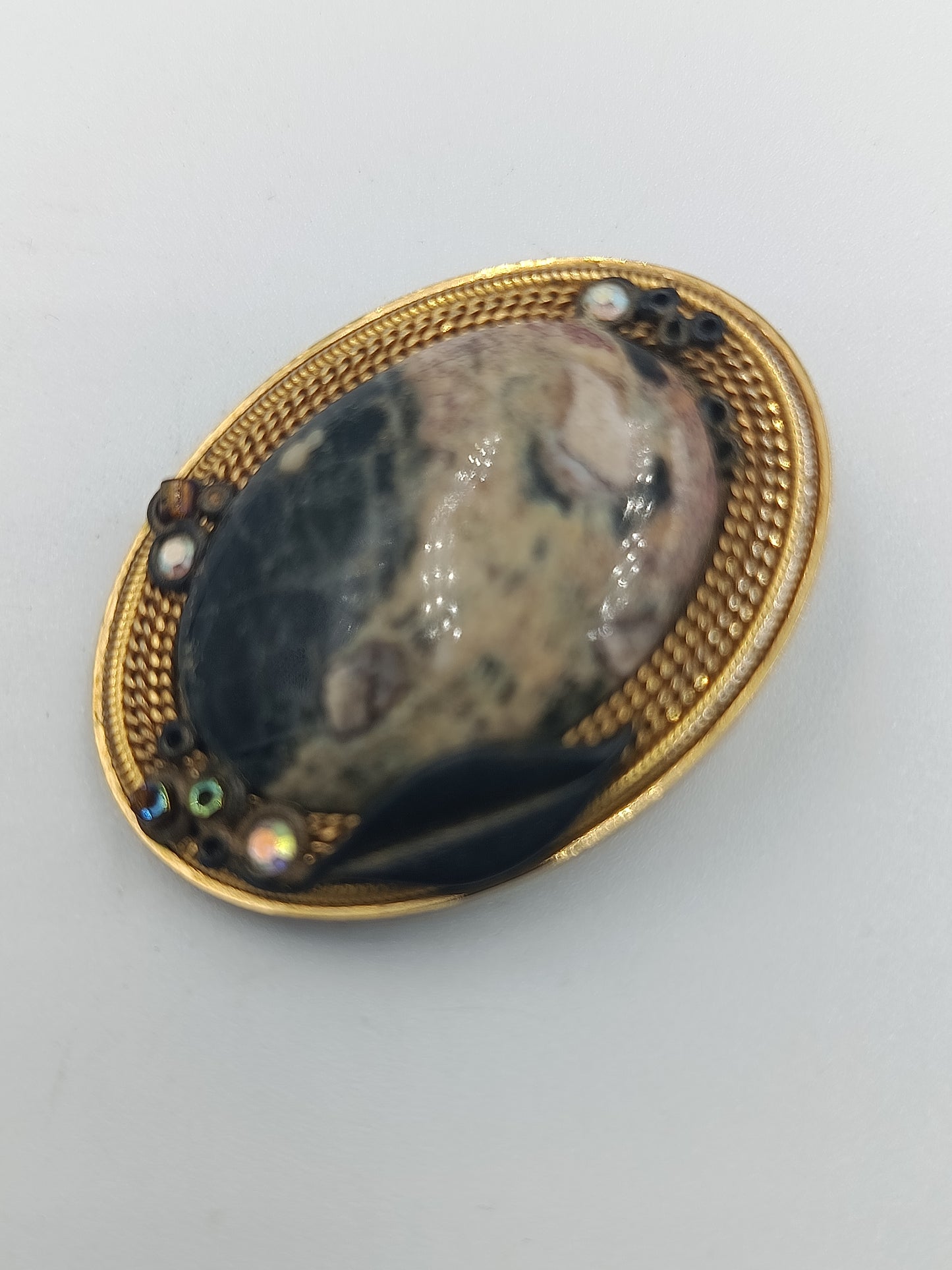 Vintage-Brosche mit Naturstein und Ziersteinen