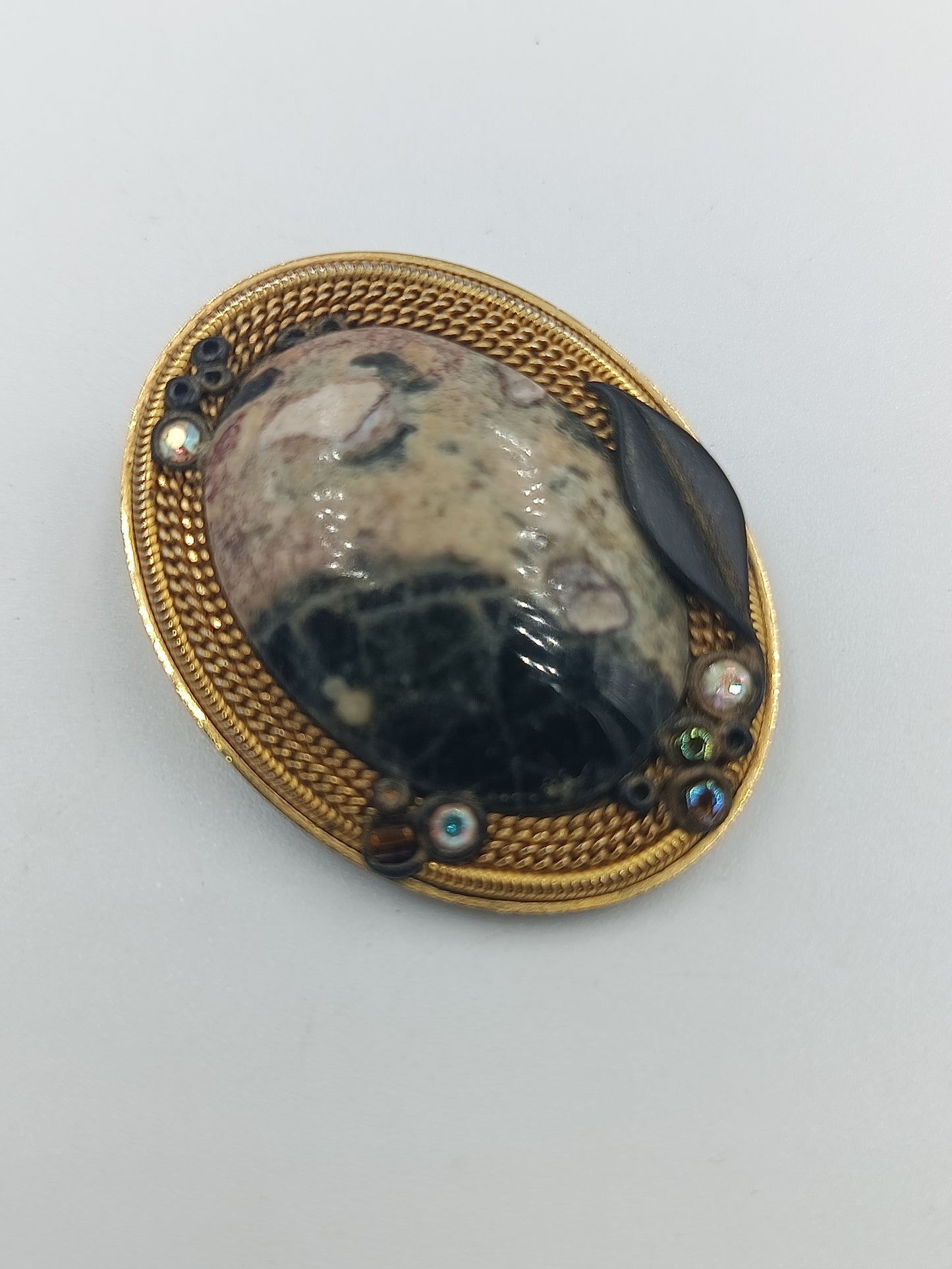 Vintage-Brosche mit Naturstein und Ziersteinen