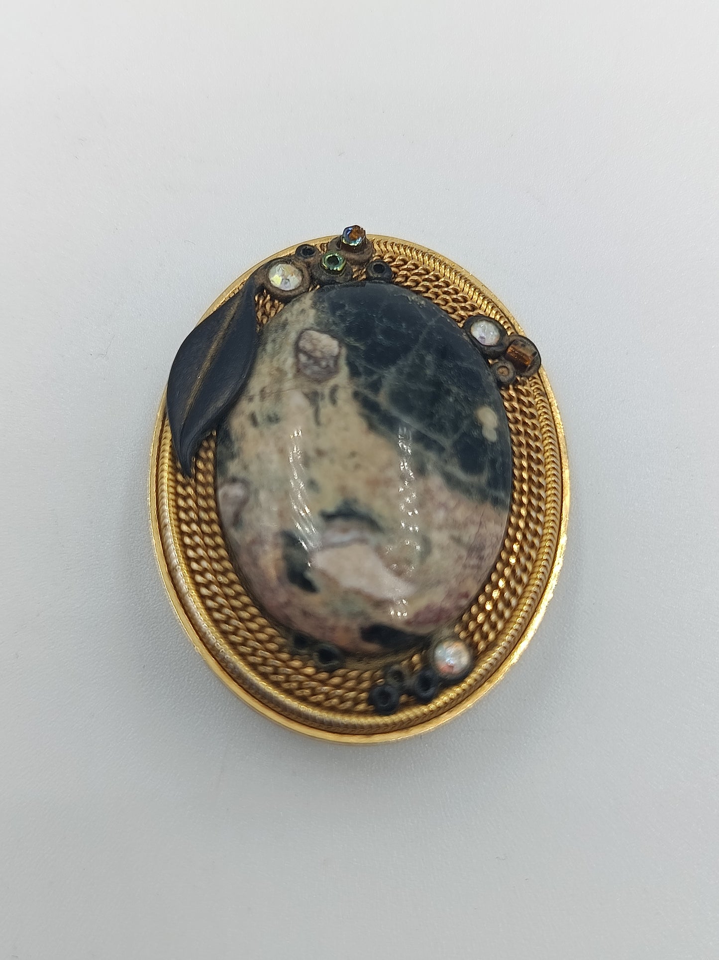 Vintage-Brosche mit Naturstein und Ziersteinen