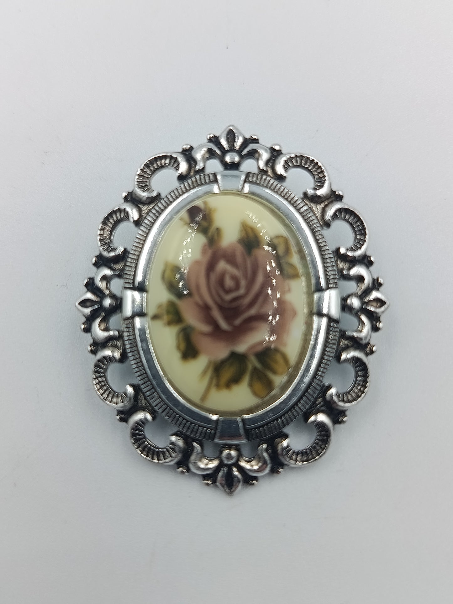 Vintage-Brosche mit Rosenmotiv im Silberrahmen