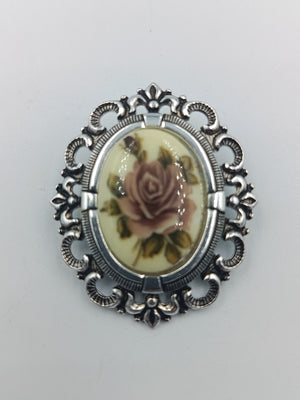 Vintage-Brosche mit Rosenmotiv im Silberrahmen