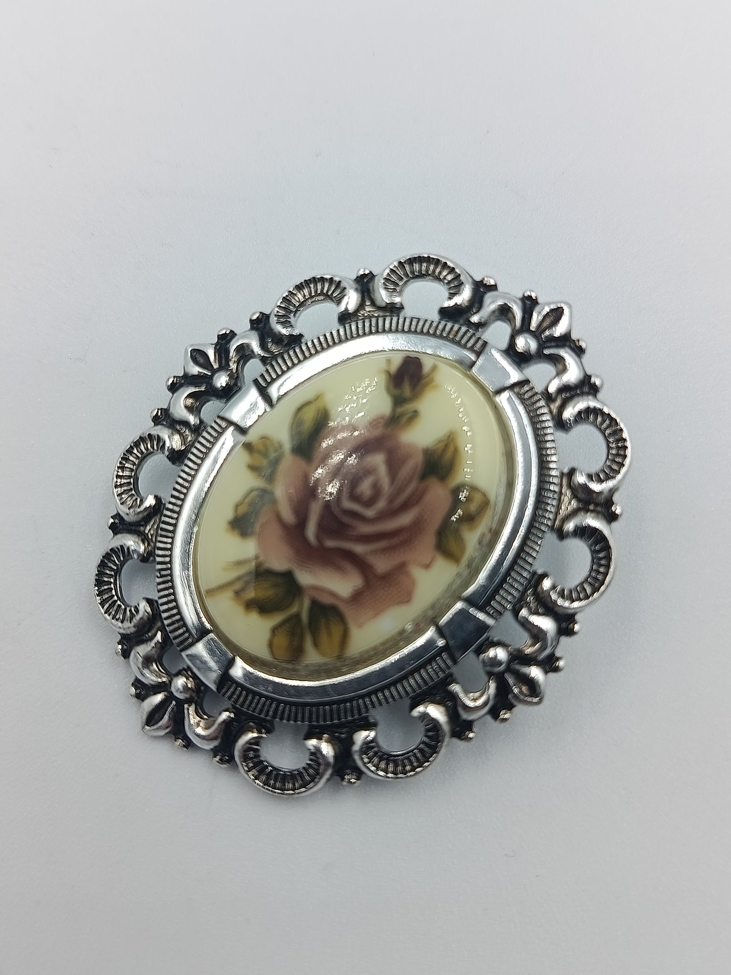 Vintage-Brosche mit Rosenmotiv im Silberrahmen