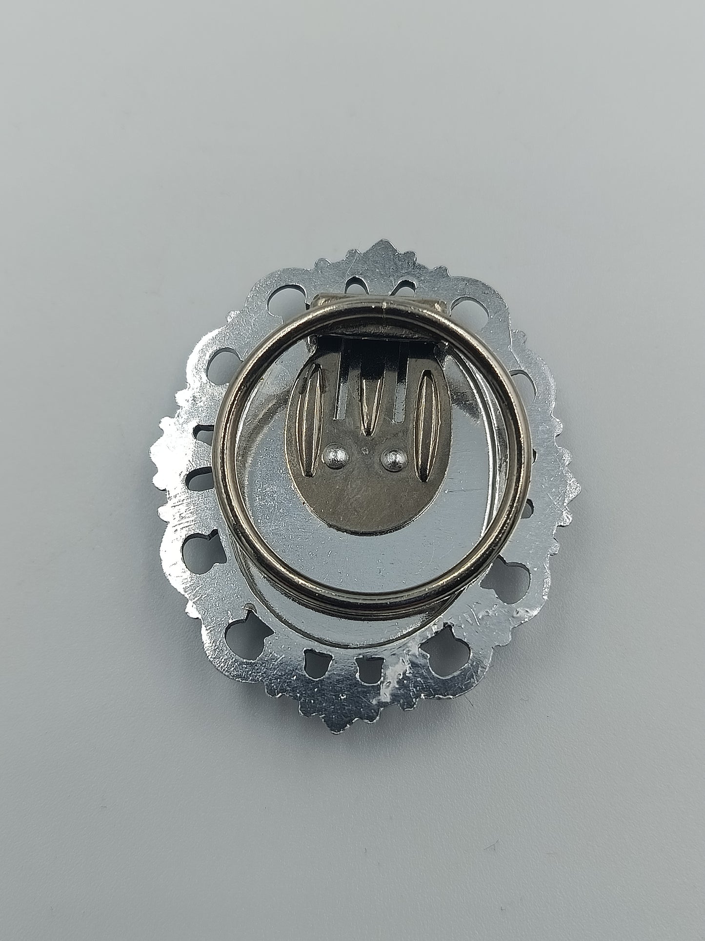 Vintage-Brosche mit Rosenmotiv im Silberrahmen