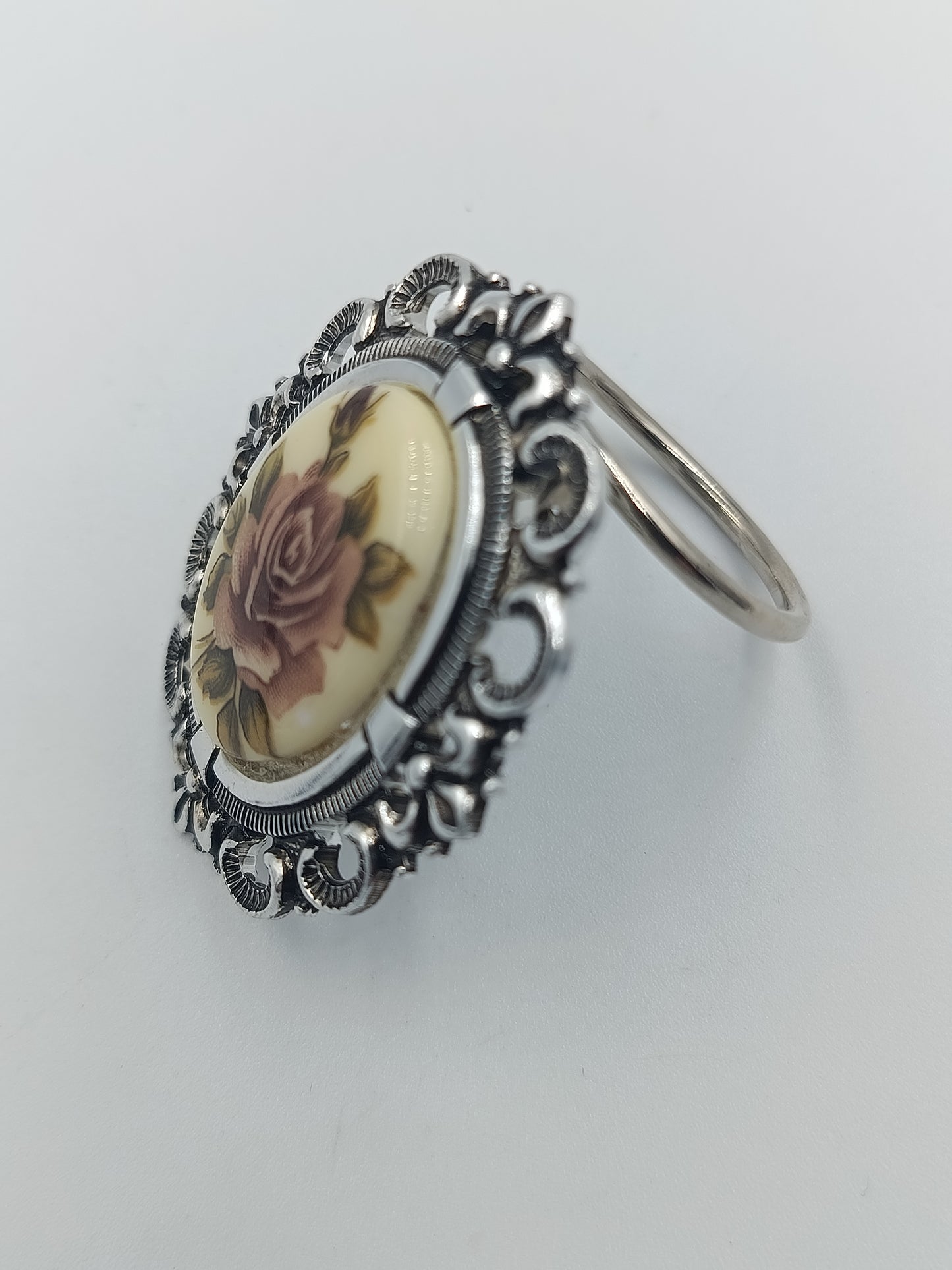 Vintage-Brosche mit Rosenmotiv im Silberrahmen