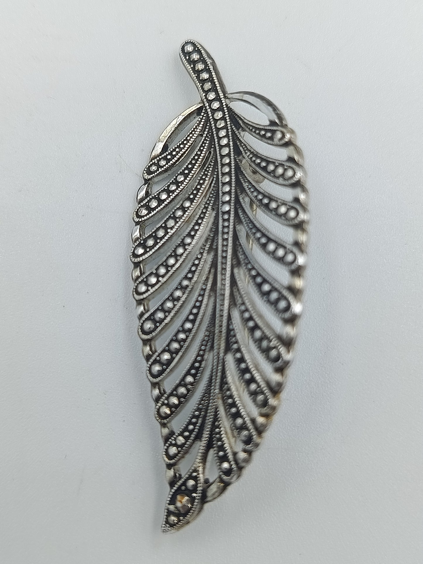 Filigrane Blätter-Brosche in Silberoptik mit Markasit