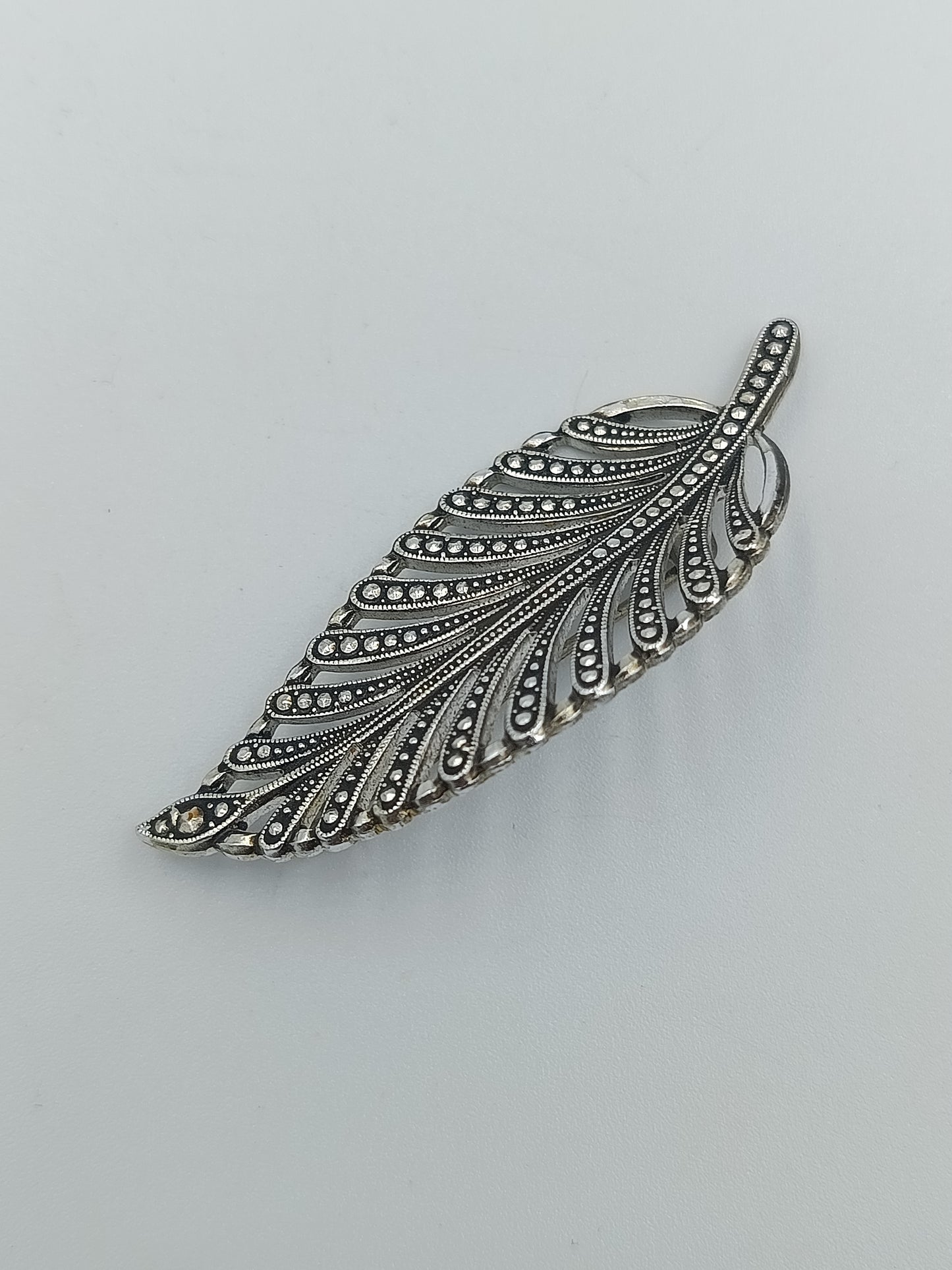 Filigrane Blätter-Brosche in Silberoptik mit Markasit