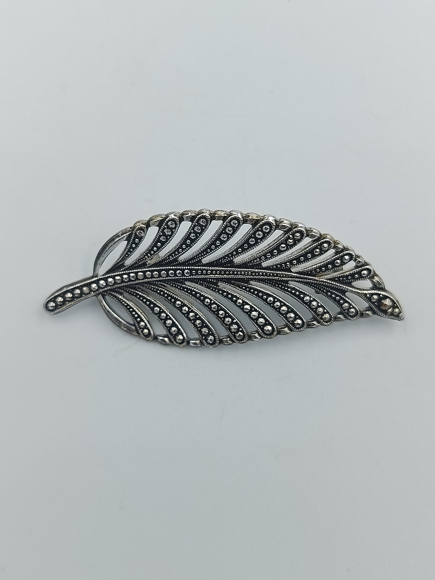 Filigrane Blätter-Brosche in Silberoptik mit Markasit