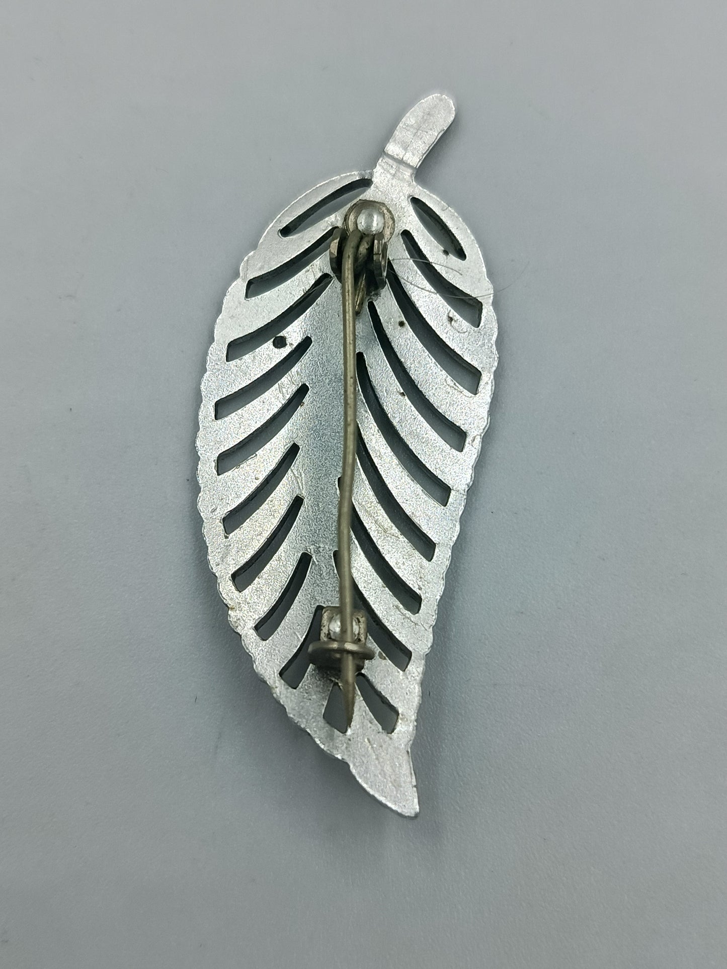 Filigrane Blätter-Brosche in Silberoptik mit Markasit