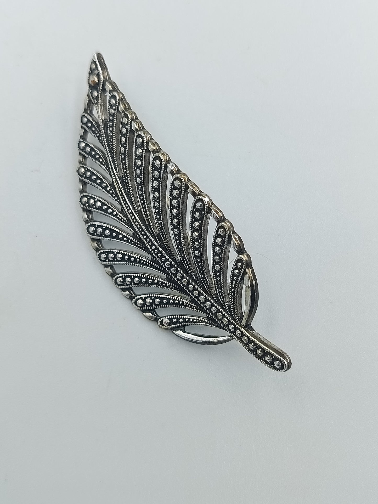 Filigrane Blätter-Brosche in Silberoptik mit Markasit