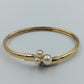 Elegantes Goldfarbenes Armreif mit Perlenbesatz