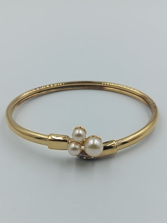 Elegantes Goldfarbenes Armreif mit Perlenbesatz