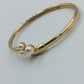 Elegantes Goldfarbenes Armreif mit Perlenbesatz