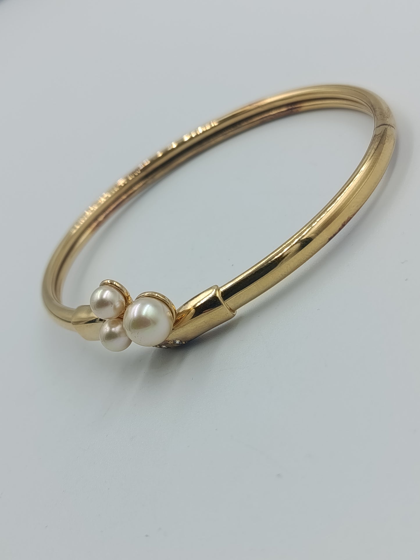 Elegantes Goldfarbenes Armreif mit Perlenbesatz