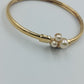 Elegantes Goldfarbenes Armreif mit Perlenbesatz