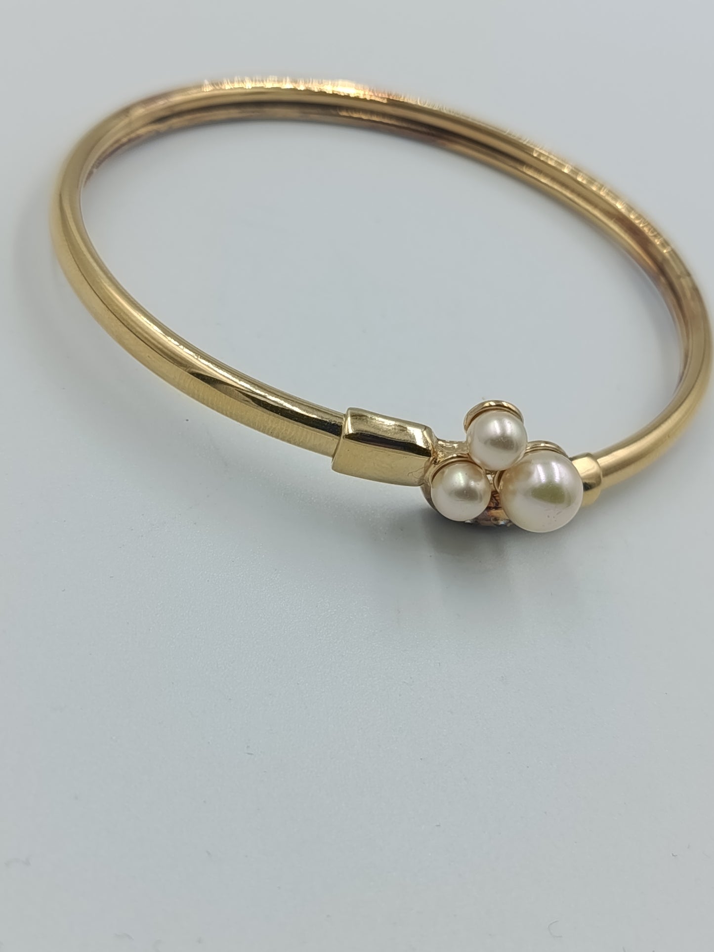 Elegantes Goldfarbenes Armreif mit Perlenbesatz