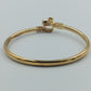 Elegantes Goldfarbenes Armreif mit Perlenbesatz