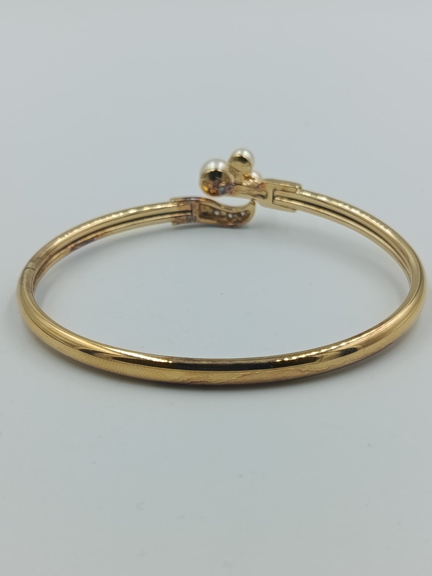 Elegantes Goldfarbenes Armreif mit Perlenbesatz