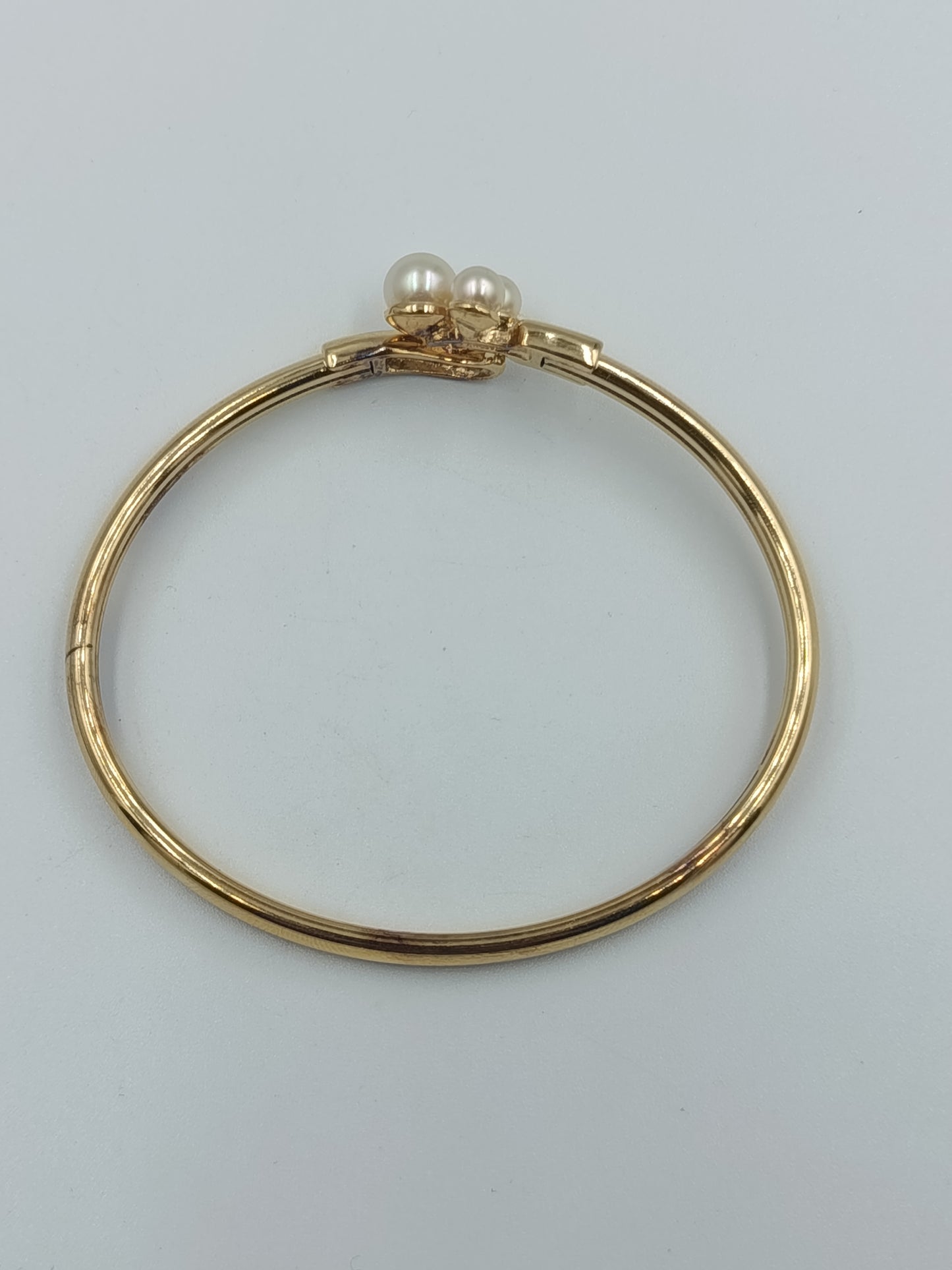 Elegantes Goldfarbenes Armreif mit Perlenbesatz