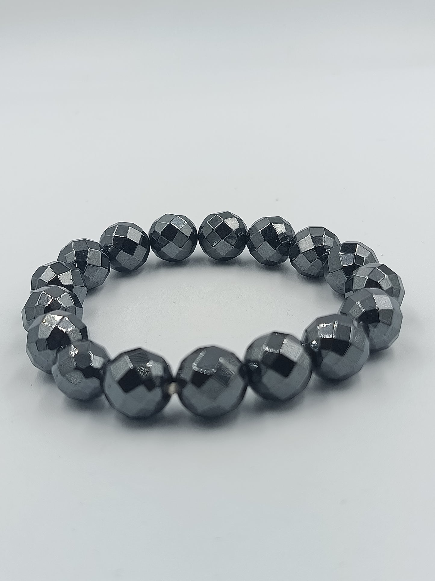 Edles Hämatit-Armband mit Facettenschliff