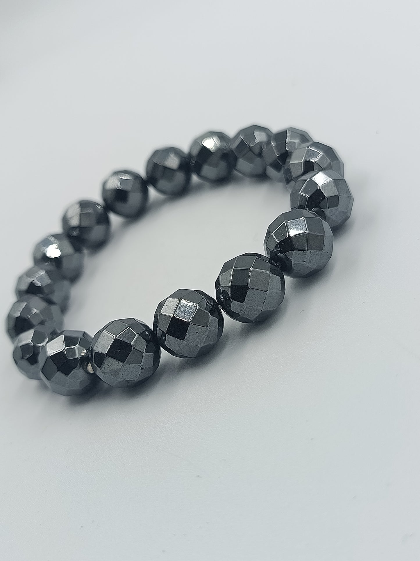 Edles Hämatit-Armband mit Facettenschliff
