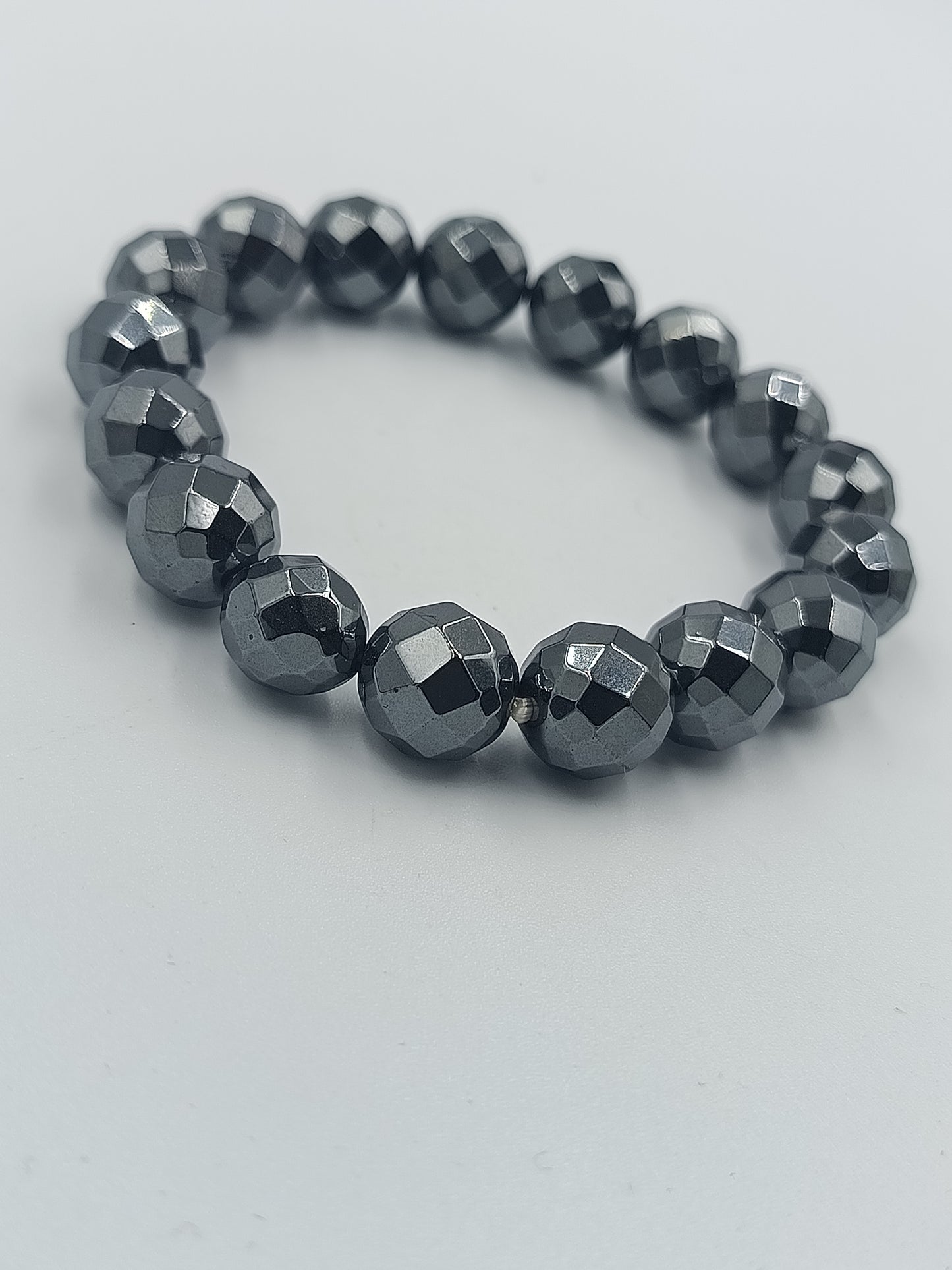 Edles Hämatit-Armband mit Facettenschliff