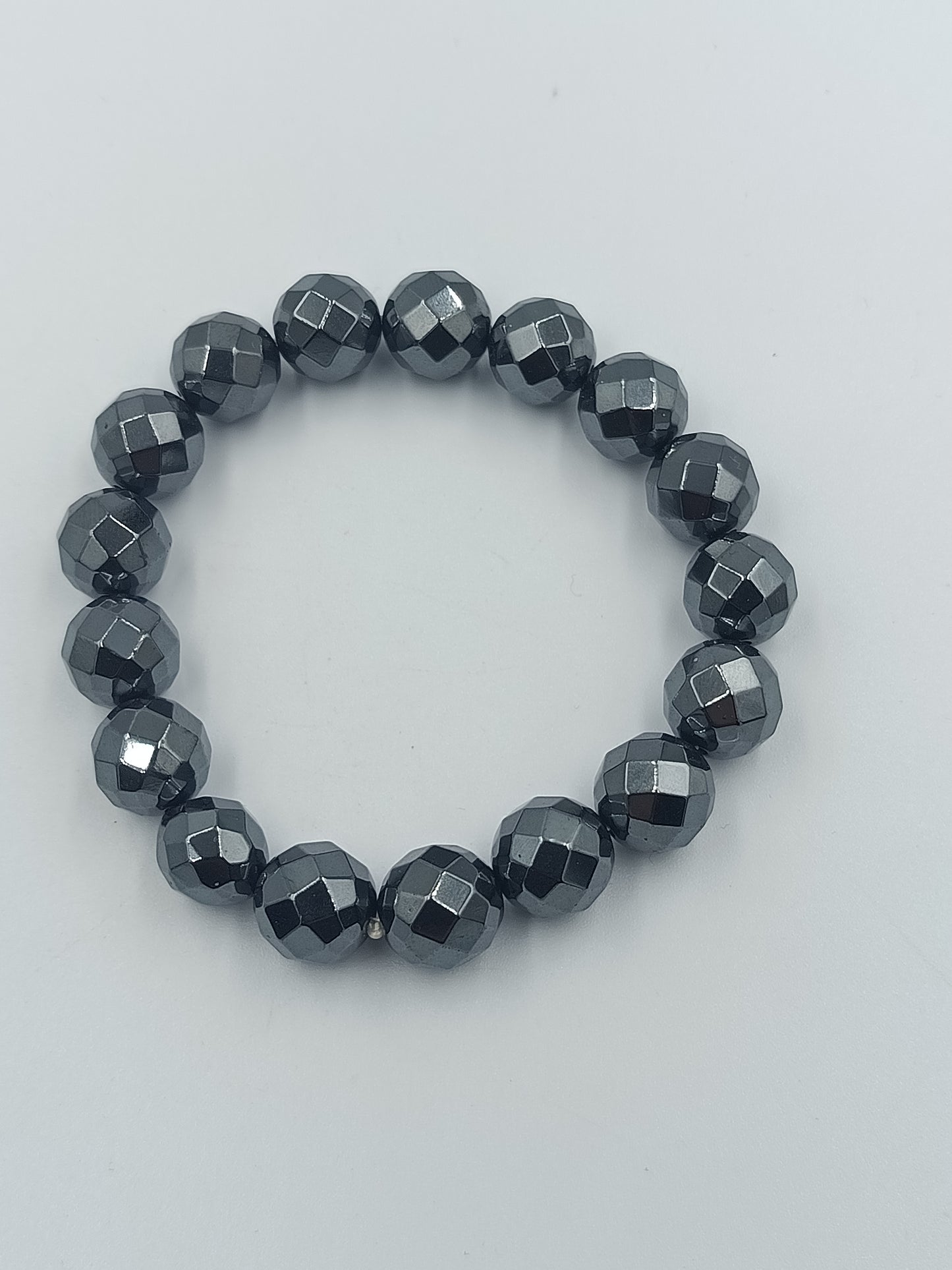 Edles Hämatit-Armband mit Facettenschliff