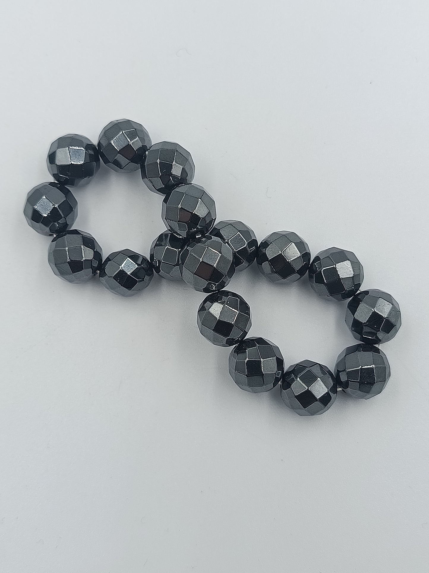 Edles Hämatit-Armband mit Facettenschliff
