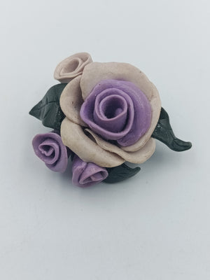 Handgefertigte Brosche mit Rosenmotiv