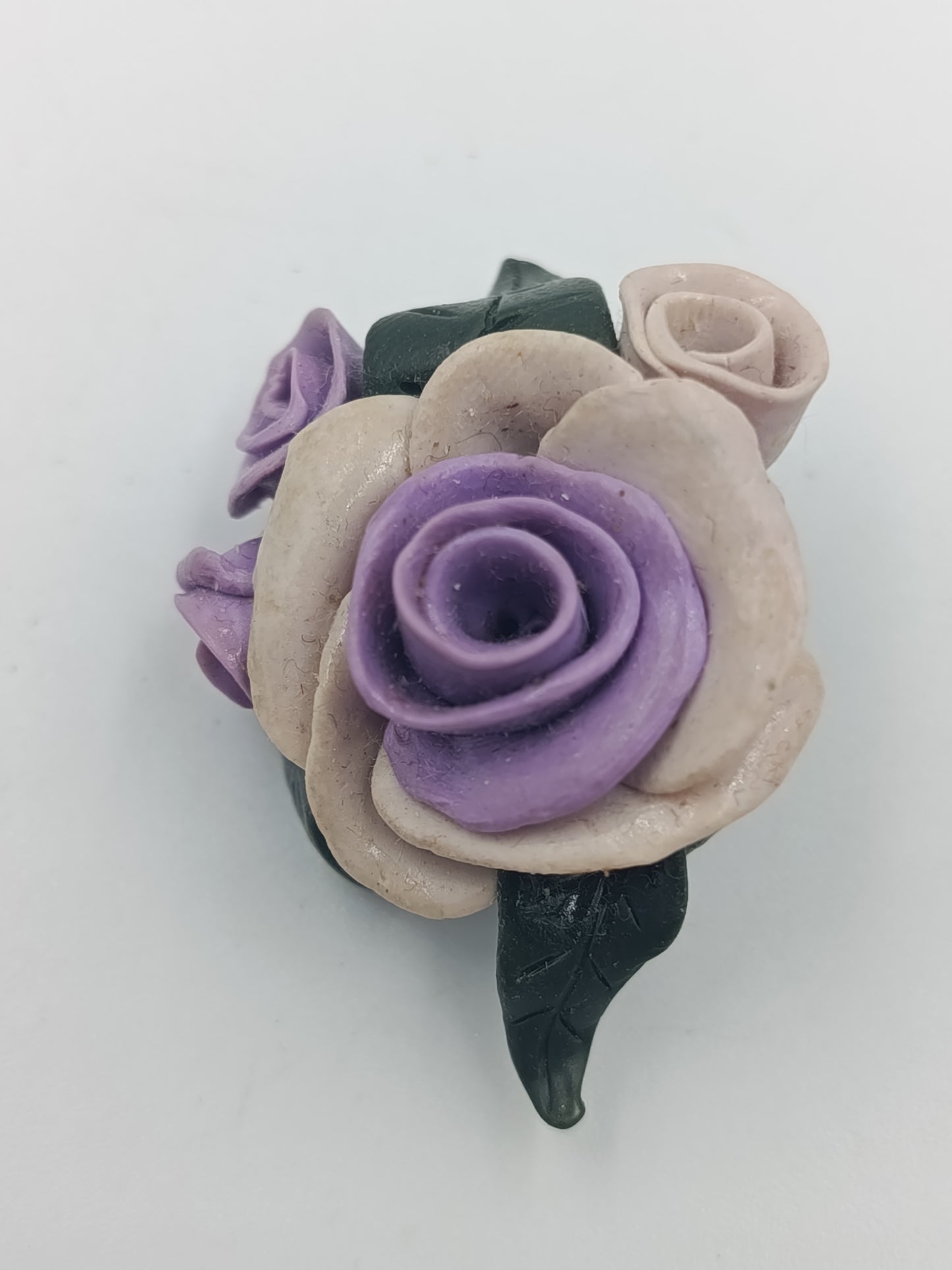 Handgefertigte Brosche mit Rosenmotiv