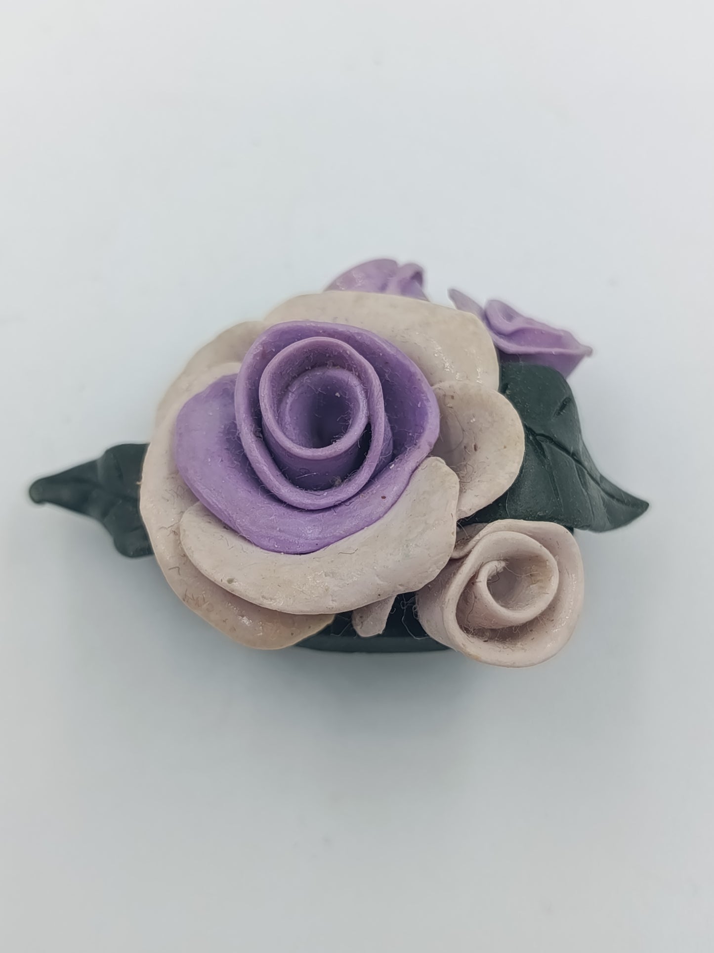 Handgefertigte Brosche mit Rosenmotiv