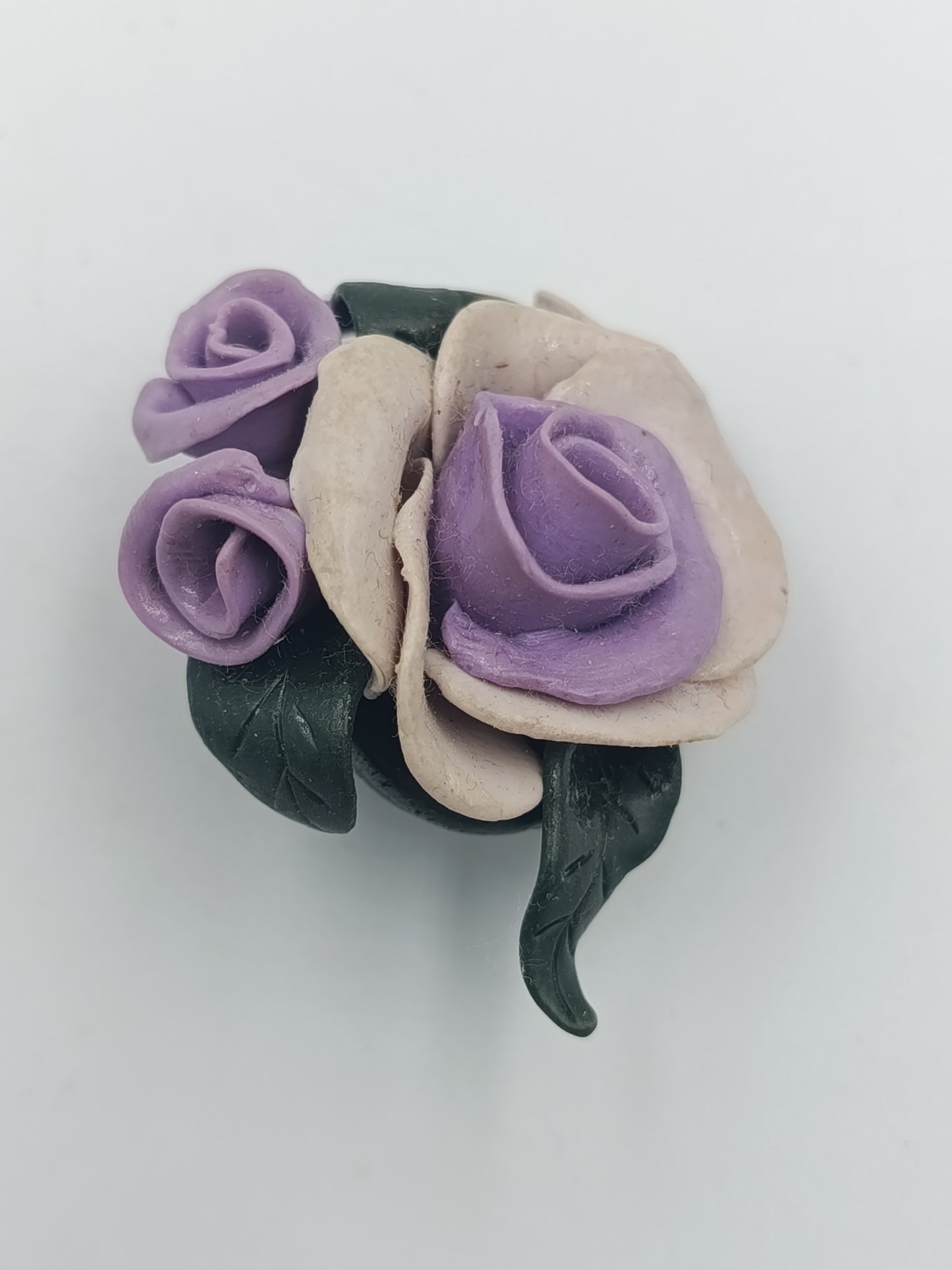 Handgefertigte Brosche mit Rosenmotiv