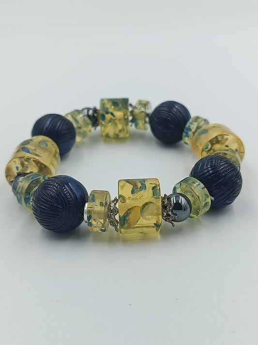 Statement-Armband mit Gelb- und Blautönen