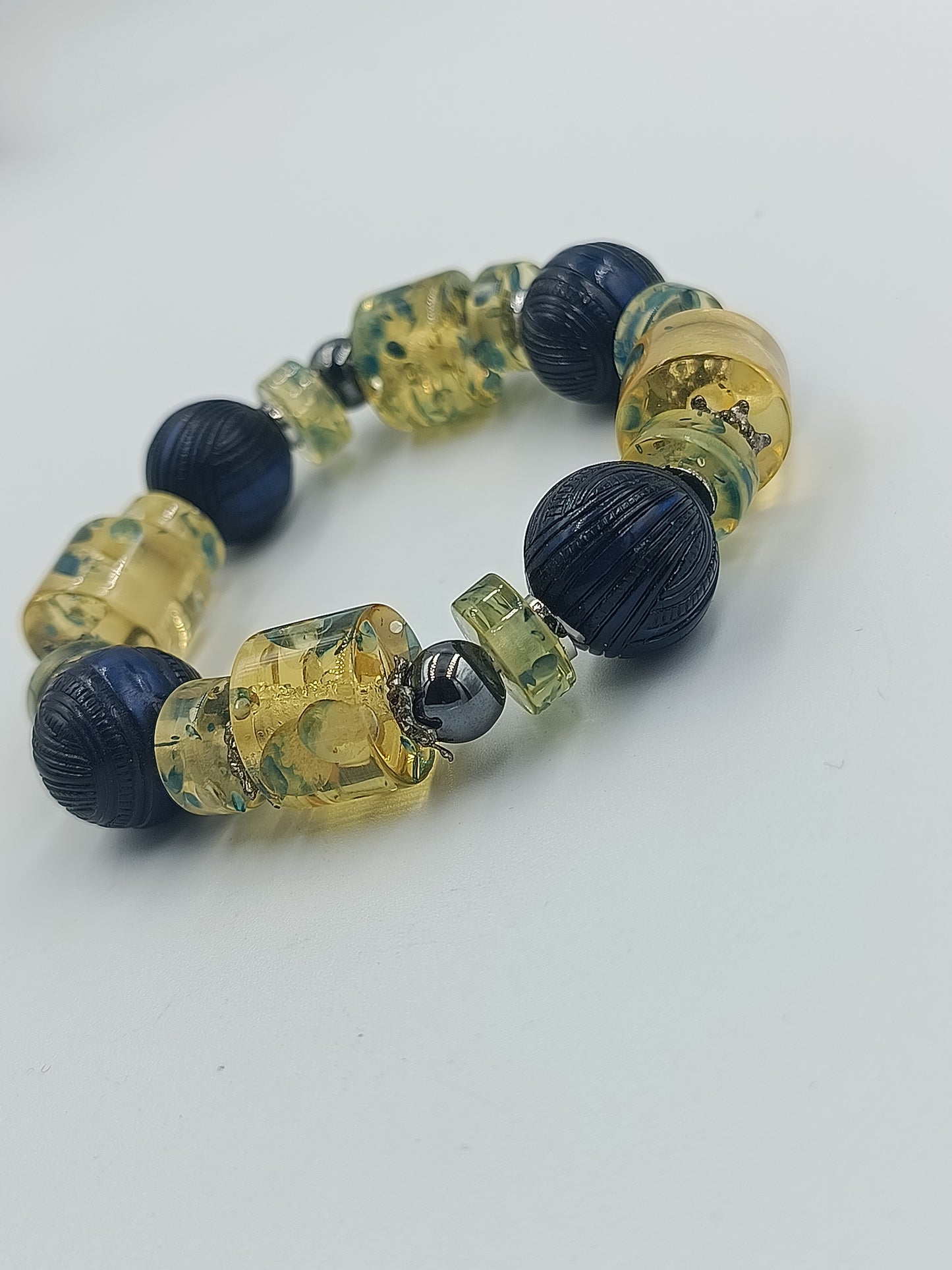 Statement-Armband mit Gelb- und Blautönen