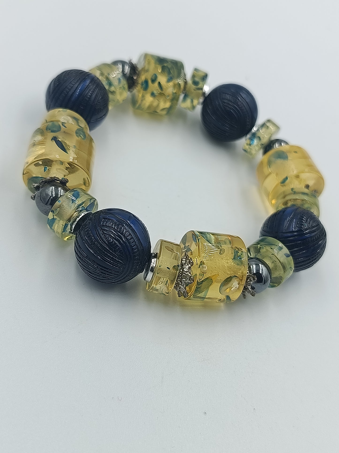 Statement-Armband mit Gelb- und Blautönen